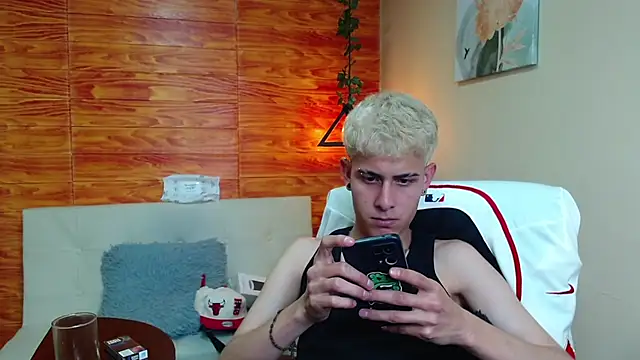 Snapshot of Bastiaan_28 chatting on 12-11-24, 04:28 Bastiaan 28 online show from 12-11-24, 04:28