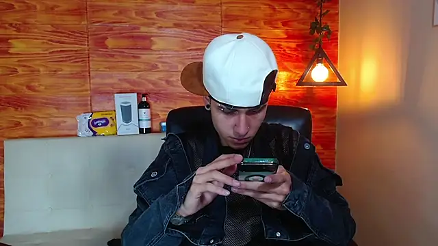 Snapshot of Bastiaan_28 chatting on 02-14-25, 01:56 Bastiaan 28 online show from 02-14-25, 01:56