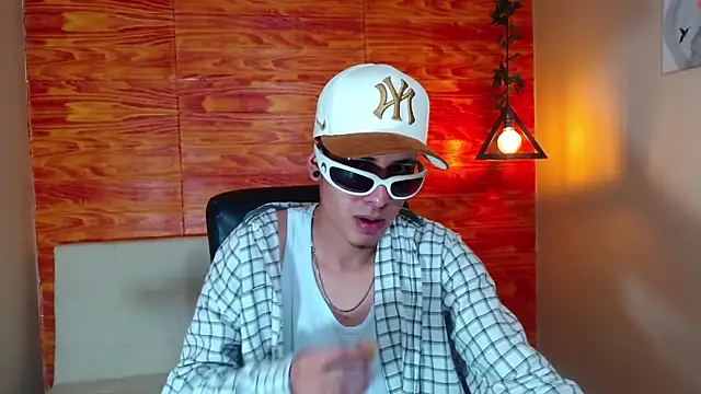 Snapshot of Bastiaan_28 chatting on 02-21-25, 06:18 Bastiaan 28 online show from 02-21-25, 06:18