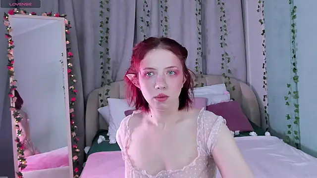 Love is Lola online show from 02-08-25, 01:11