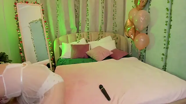 Love is Lola online show from 03-01-25, 01:11