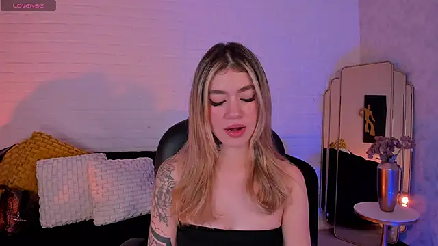 ViolettHansson online show from 12-04-25, 06:38