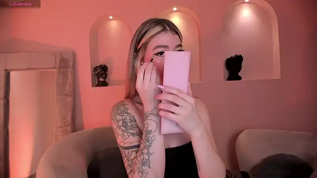 ViolettHansson online show from 12-05-25, 11:30