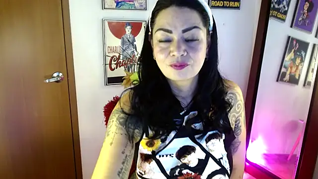 Snapshot of Ginna--mia chatting on 01-11-25, 12:44 Ginna--mia online show from 01-11-25, 12:44