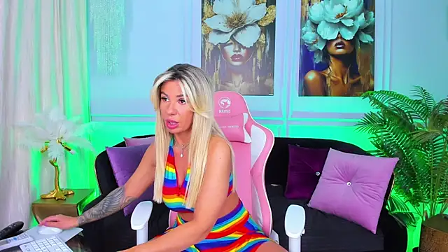 Snapshot of TheBaeWatch chatting on 09-21-25, 04:03 TheBaeWatch online show from 09-21-25, 04:03