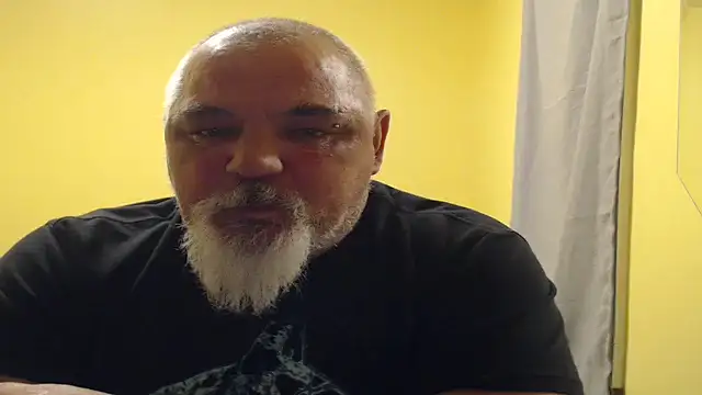 Newfiesausage1972 online show from 11-01-25, 01:51