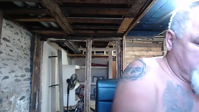 Newfiesausage1972 online show from 11-14-25, 01:43