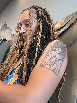 Snapshot of Shuggabutt chatting on 09-18-25, 01:18 Shuggabutt online show from 09-18-25, 01:18