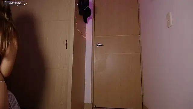 tinysofia  online show from 01-31-25, 02:04