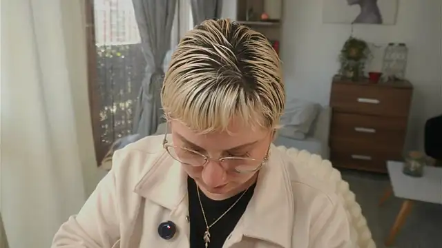 Ximenna Cruz online show from 01-11-26, 12:21