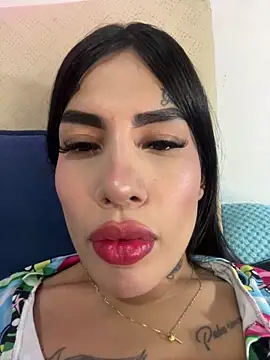 Snapshot of saragill323 chatting on 12-17-24, 02:44 saragill323 online show from 12-17-24, 02:44