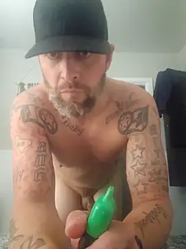 Snapshot of LongandEasy77 chatting on 10-27-25, 08:40 LongandEasy77 online show from 10-27-25, 08:40