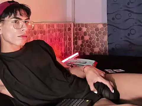 Snapshot of Teo_skinny chatting on 12-23-24, 10:01 Teo skinny online show from 12-23-24, 10:01