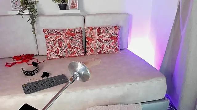 Snapshot of Malka_Burning chatting on 02-13-25, 02:34 Malka Burning online show from 02-13-25, 02:34