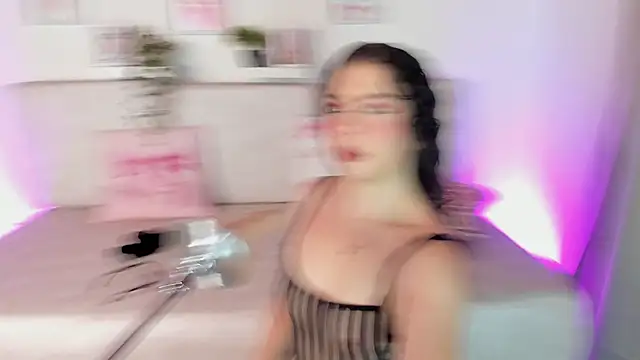 Snapshot of Malka_Burning chatting on 02-20-25, 08:25 Malka Burning online show from 02-20-25, 08:25