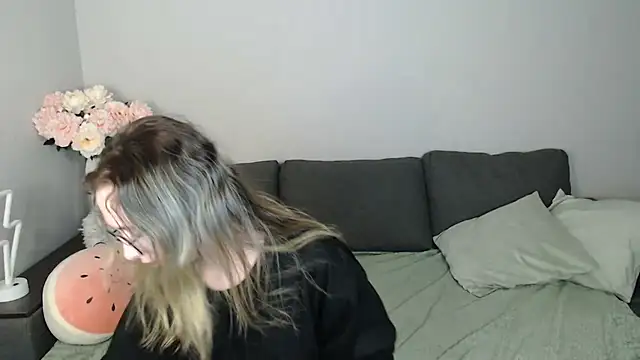 Mini Diva online show from 10-11-25, 08:13