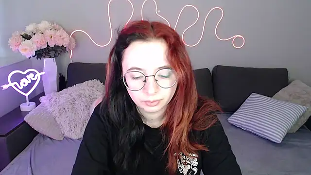 Mini Diva online show from 11-18-25, 09:03