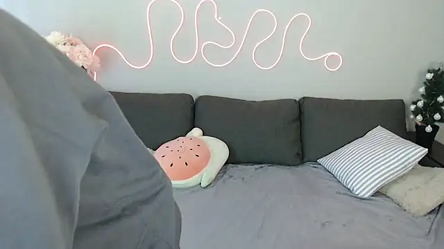 Mini Diva online show from 12-14-25, 09:14