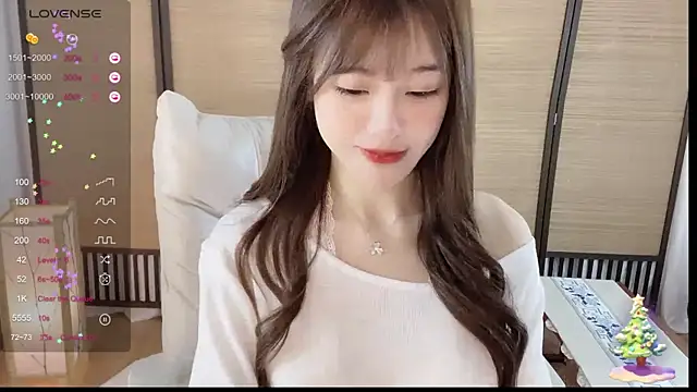 Snapshot of Yuuuuuly chatting on 12-17-24, 12:22 Yuuuuuly online show from 12-17-24, 12:22