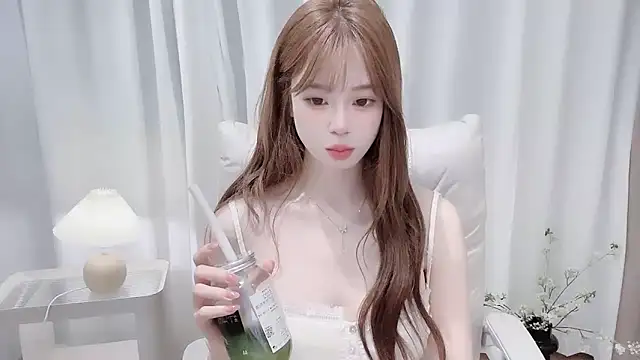 Snapshot of Yuuuuuly chatting on 11-13-25, 03:55 Yuuuuuly online show from 11-13-25, 03:55