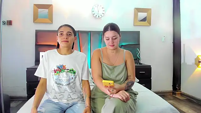 Snapshot of AndreaAndKarina chatting on 12-02-24, 12:29 AndreaAndKarina online show from 12-02-24, 12:29