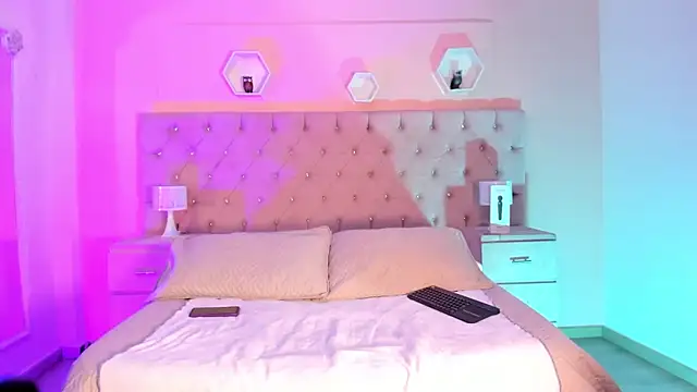 Snapshot of AndreaAndKarina chatting on 01-25-25, 02:37 AndreaAndKarina online show from 01-25-25, 02:37