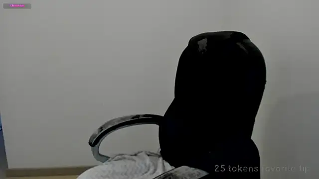 Snapshot of Im_coco chatting on 02-13-25, 02:20 Im coco online show from 02-13-25, 02:20