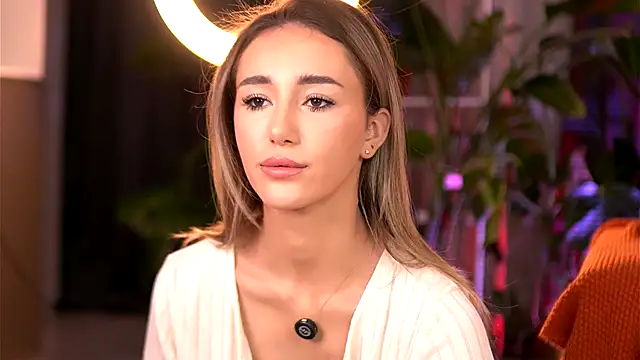 Snapshot of EmilyRaymont chatting on 11-28-25, 04:48 EmilyRaymont online show from 11-28-25, 04:48