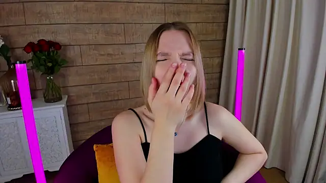 LiliLinn online show from 03-18-25, 05:09