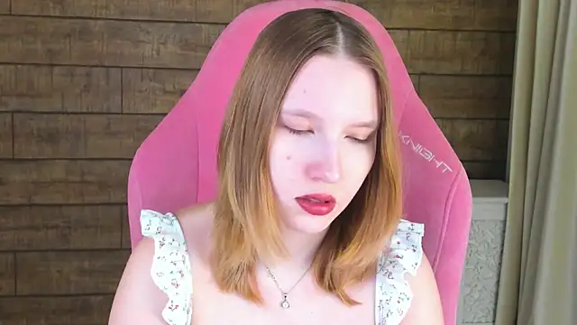 Snapshot of LiliLinn chatting on 06-12-26, 04:22 LiliLinn online show from 06-12-26, 04:22
