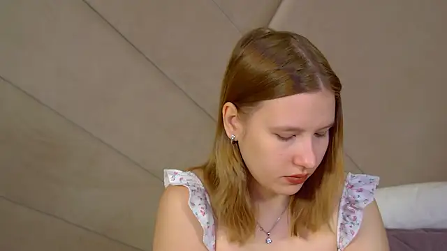 Snapshot of LiliLinn chatting on 06-19-26, 04:28 LiliLinn online show from 06-19-26, 04:28
