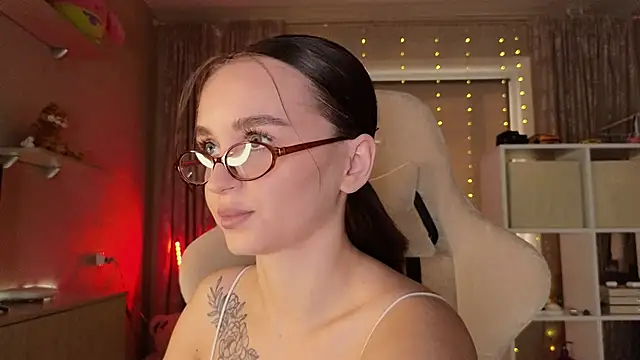 Snapshot of Katy_perry_ chatting on 03-06-25, 02:41 Katy perry online show from 03-06-25, 02:41