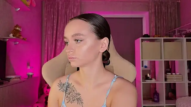 Snapshot of Katy_perry_ chatting on 03-17-25, 02:41 Katy perry online show from 03-17-25, 02:41