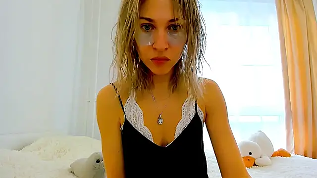 Snapshot of Mona_Cruz chatting on 02-19-25, 06:00 Mona Cruz online show from 02-19-25, 06:00