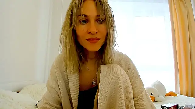 Snapshot of Mona_Cruz chatting on 02-19-25, 09:06 Mona Cruz online show from 02-19-25, 09:06