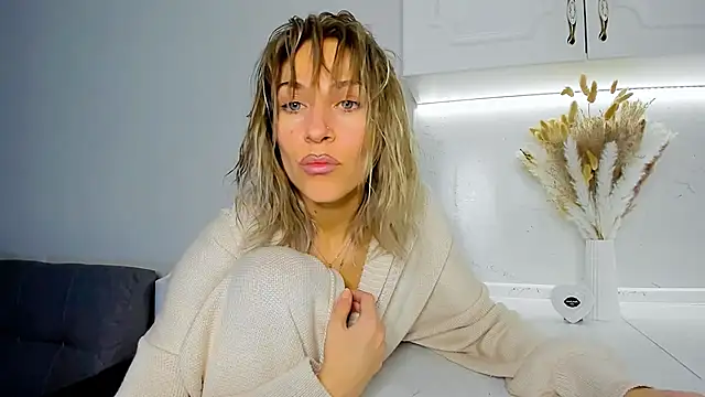 Snapshot of Mona_Cruz chatting on 02-20-25, 09:09 Mona Cruz online show from 02-20-25, 09:09