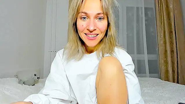 Snapshot of Mona_Cruz chatting on 02-22-25, 08:09 Mona Cruz online show from 02-22-25, 08:09