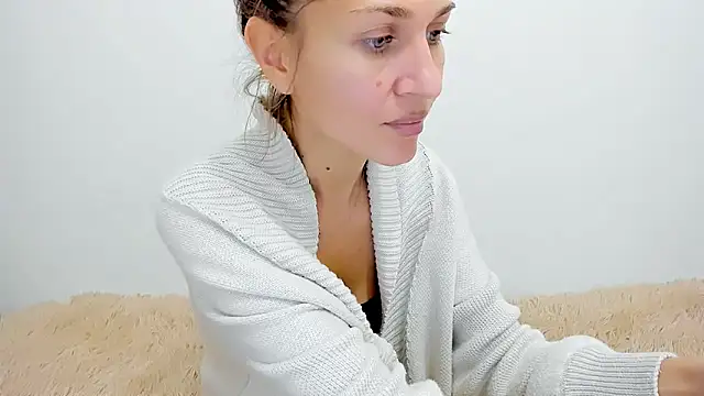 Snapshot of Mona_Cruz chatting on 10-12-25, 03:00 Mona Cruz online show from 10-12-25, 03:00