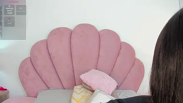 Nicole Paradise online show from 02-20-25, 01:08