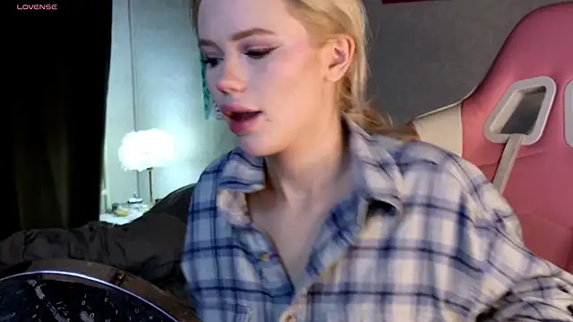 Snapshot of LexieLoree chatting on 12-05-24, 04:09 LexieLoree online show from 12-05-24, 04:09