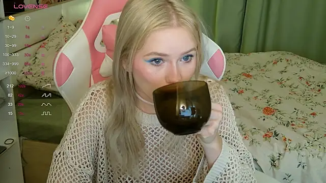 Snapshot of LexieLoree chatting on 10-06-25, 03:04 LexieLoree online show from 10-06-25, 03:04