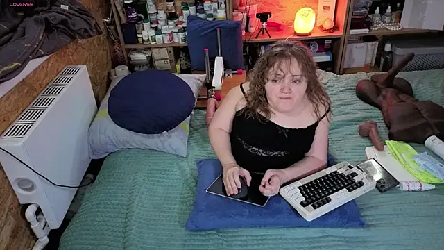 MiniNatalie online show from 11-25-25, 06:02