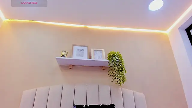 Mia thompson 19 online show from 02-16-26, 07:10