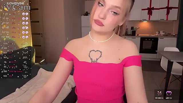 Snapshot of CarolineLovers chatting on 02-06-25, 10:10 CarolineLovers online show from 02-06-25, 10:10