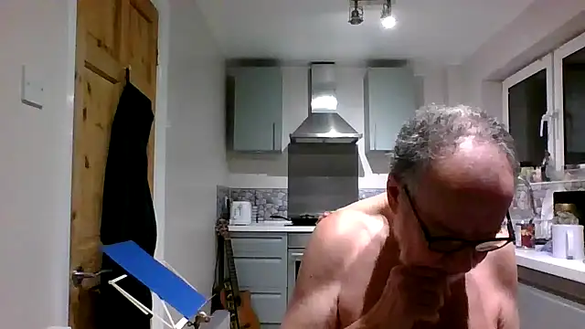 Snapshot of jimmybenido chatting on 12-16-24, 05:22 jimmybenido online show from 12-16-24, 05:22