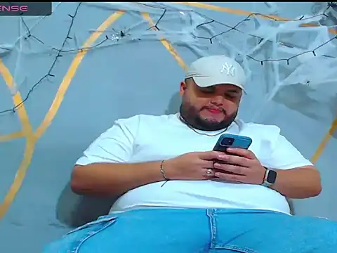 Snapshot of damian_chubby chatting on 10-24-25, 12:52 damian chubby online show from 10-24-25, 12:52