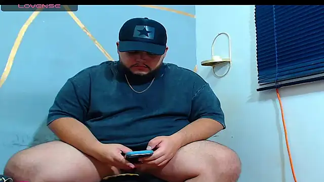 Snapshot of damian_chubby chatting on 11-18-25, 12:05 damian chubby online show from 11-18-25, 12:05