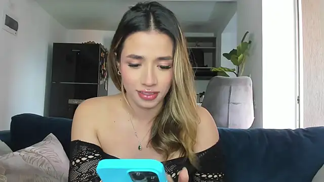 Snapshot of honeyann08 chatting on 02-22-25, 01:02 honeyann08 online show from 02-22-25, 01:02