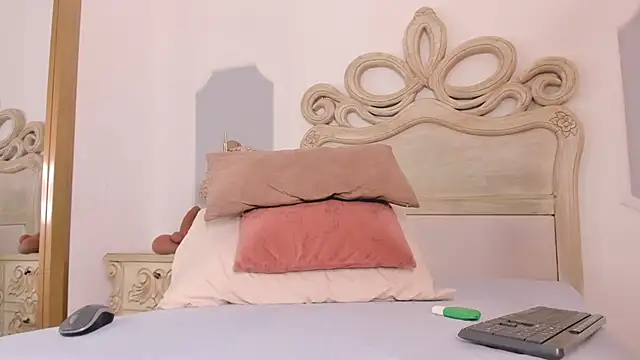 Snapshot of Sara__Williams chatting on 10-13-25, 03:50 Sara Williams online show from 10-13-25, 03:50