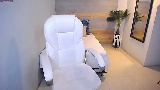 Snapshot of Violetta_rainbow chatting on 12-14-24, 04:12 Violetta rainbow online show from 12-14-24, 04:12